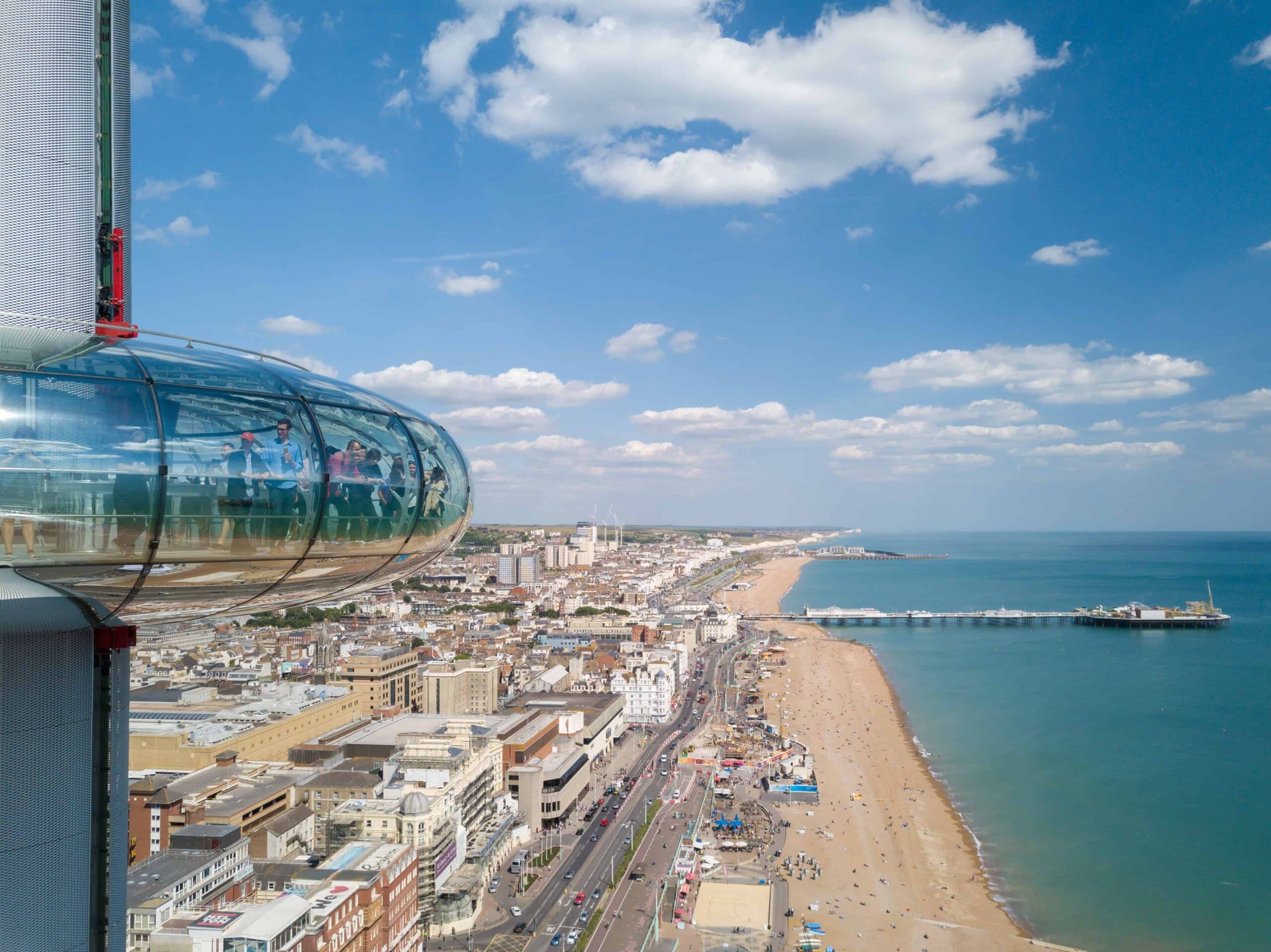 Luftaufnahme von Brighton mit dem Turm i360 und der Strandpromenade