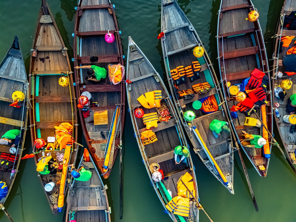Holzboote auf dem Fluss Thu Bon an der Altstadt von Hoi An
