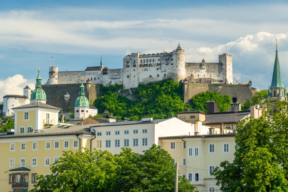 Die Salzburger Altstadt mit der Festung Hohensalzburg und der Salzach