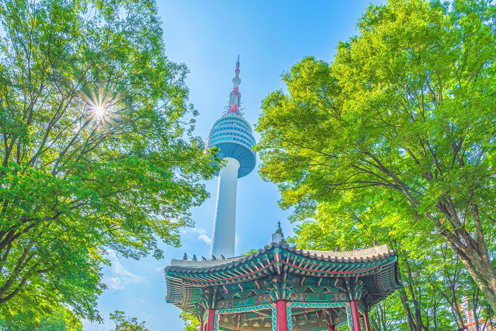 N Seoul Tower auf dem Namsan und ein traditioneller Pavillon in Seoul