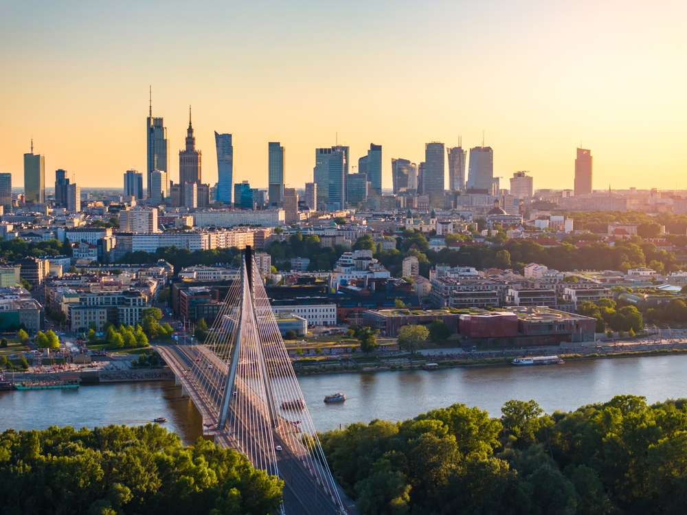 Skyline von Warschau bei Sonnenuntergang, gesehen über die Weichsel