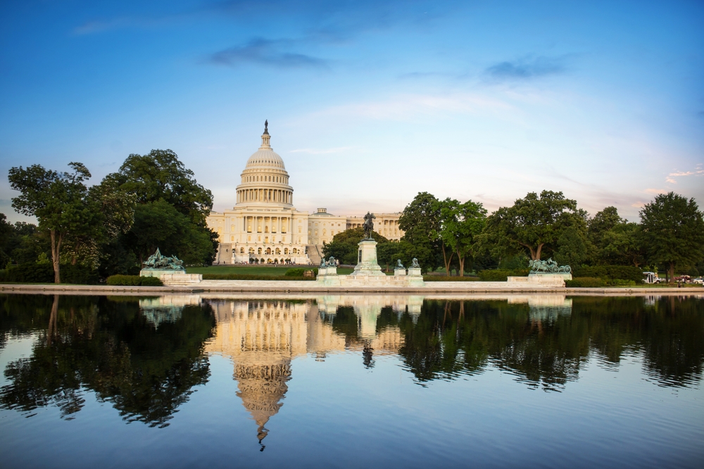 Das Kapitol der Vereinigten Staaten spiegelt sich im Wasser an der National Mall in Washington, D.C.