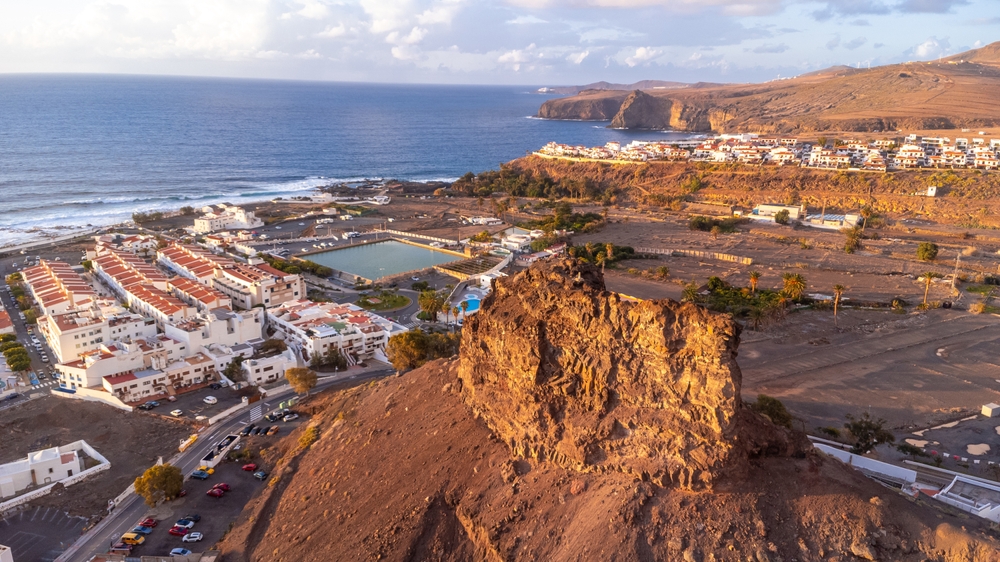 Luftaufnahme von Agaete und dem Hafen Puerto de las Nieves auf Gran Canaria bei Sonnenuntergang