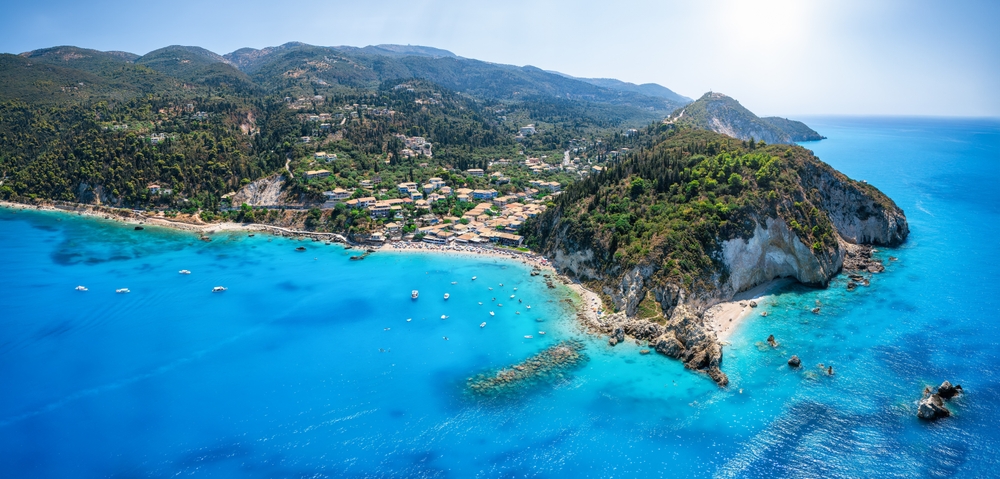 Luftaufnahme des kleinen Dorfes Agios Nikitas und des Strandes auf Lefkada