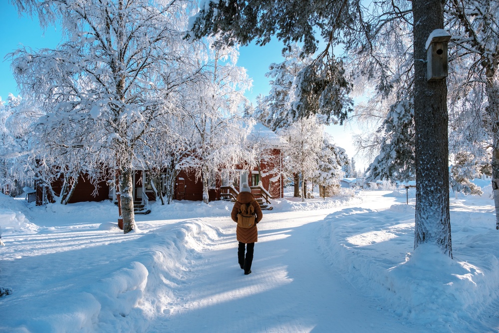 Schnee über dem Dorf Äkäslompolo in Ylläs, Lappland