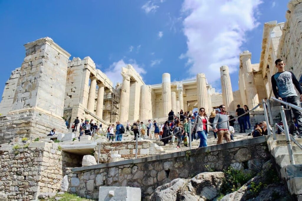 Die Akropolis mit dem Parthenon auf dem Felsen mitten in Athen