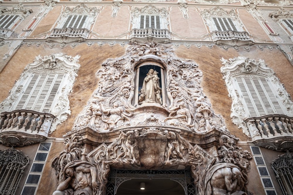 Die Alabasterfassade des Palastes