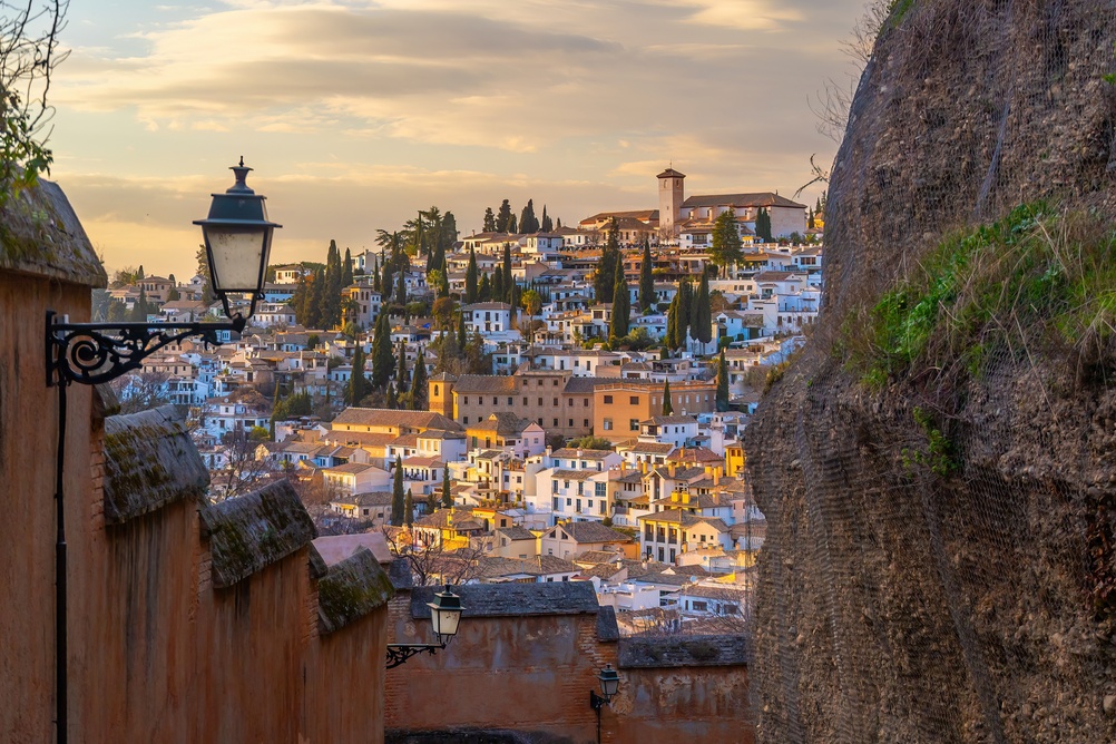 Das historische Viertel Albaicín von oben mit Blick über Granada