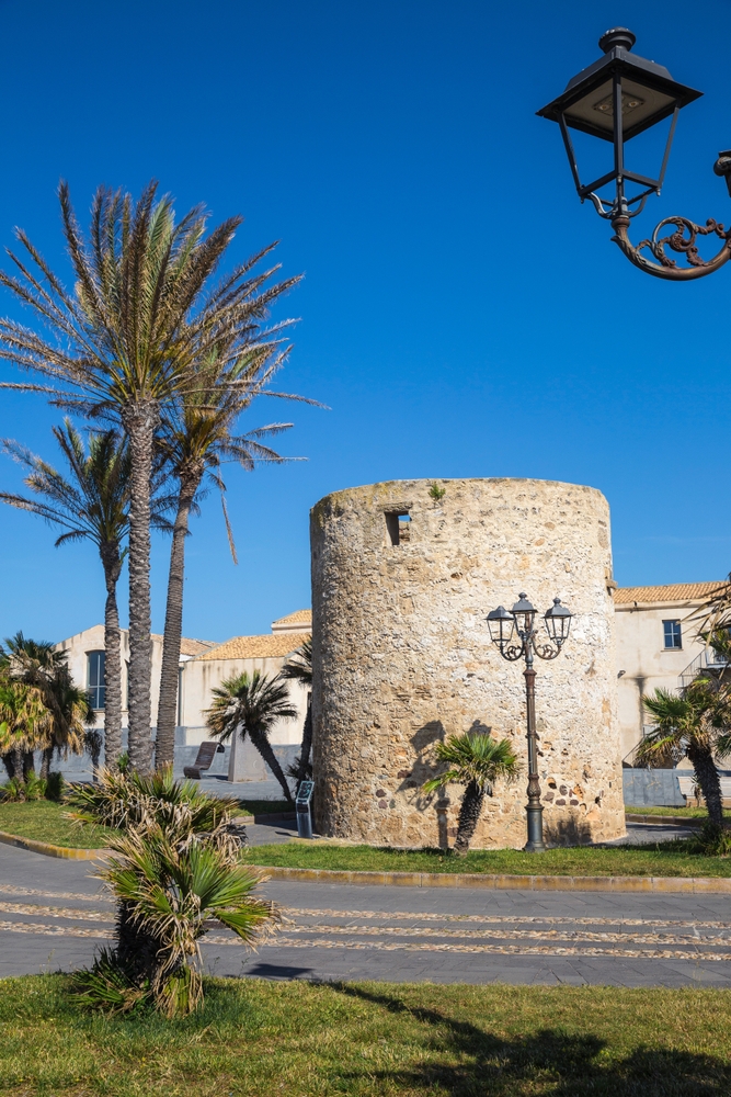 Die Stadtmauer und die Bastionen an der Altstadt von Alghero auf Sardinien