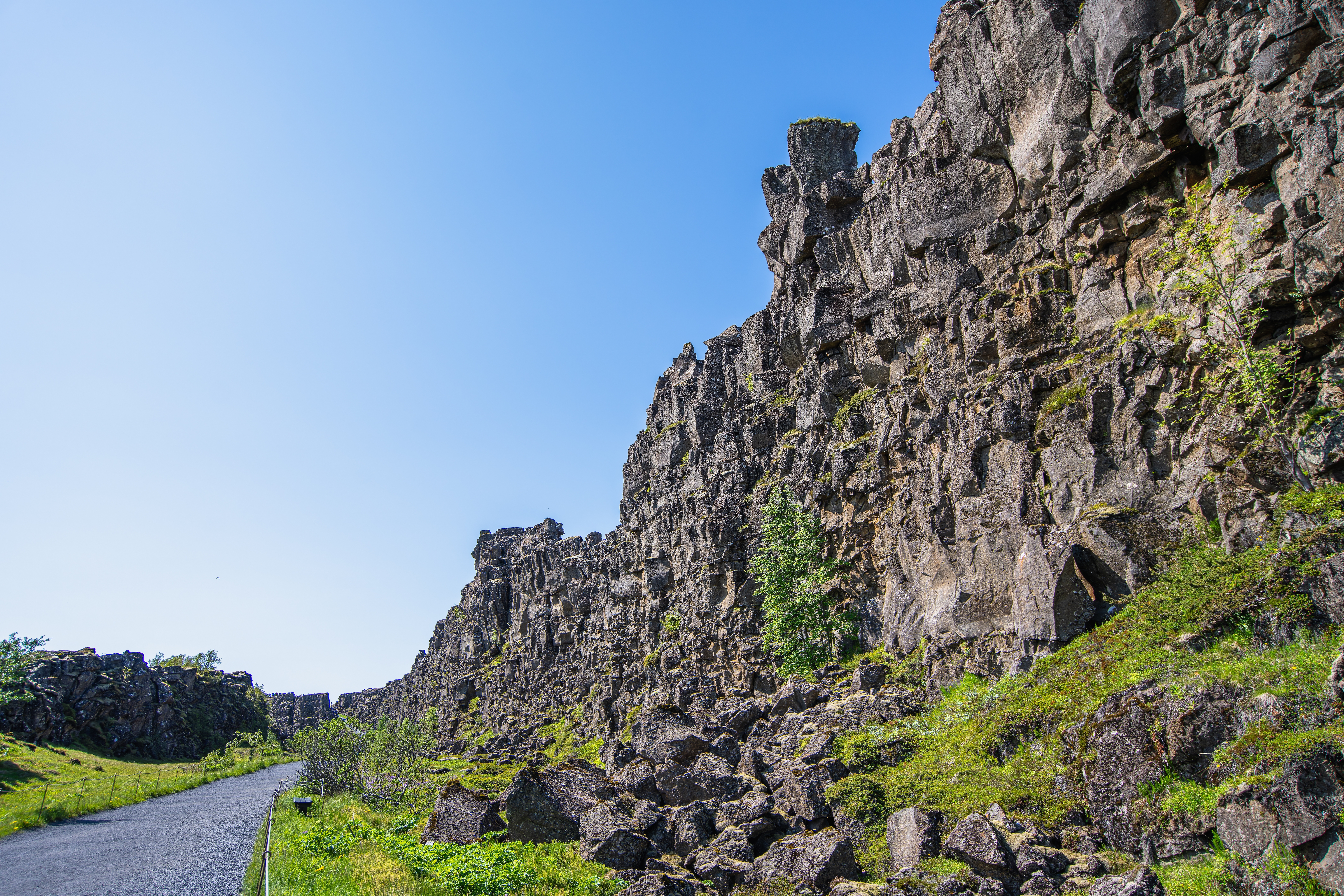 Der Weg an der Felswand der Almannagjá in Þingvellir