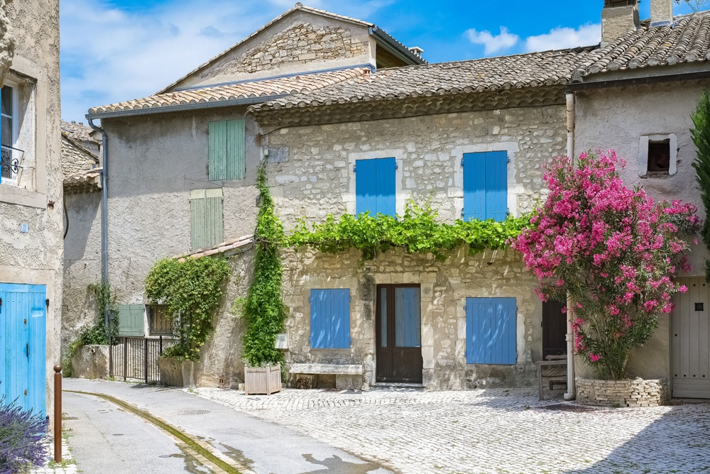 Alte Häuser im Ort Saint-Rémy-de-Provence in Südfrankreich