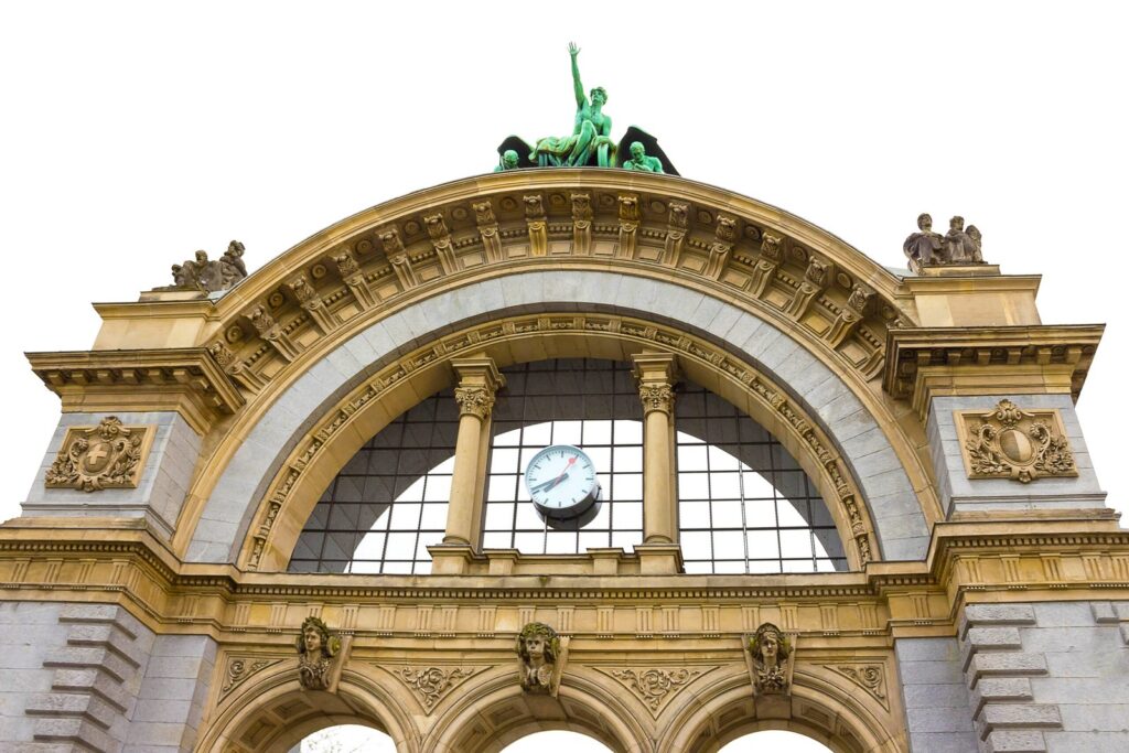 Das alte Portal vor dem Bahnhof in Luzern