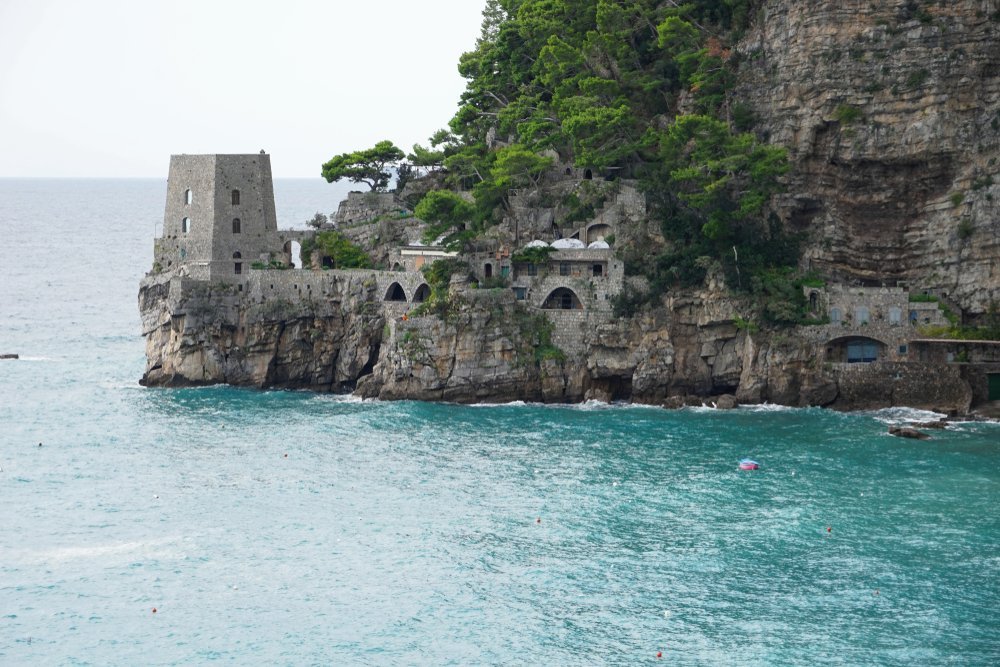Der alte Wachturm auf der Klippe bei Fornillo in Positano