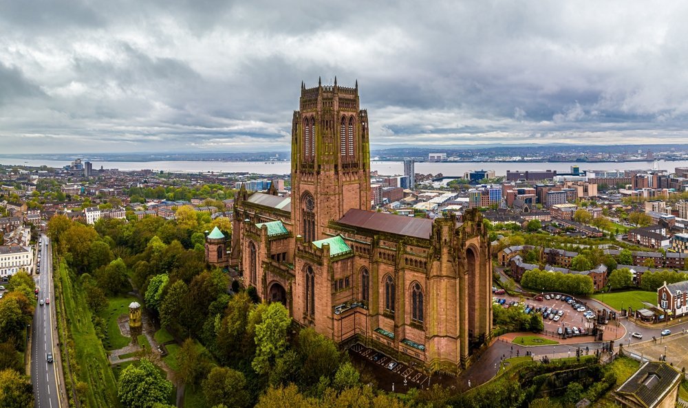 Die anglikanische Liverpool Cathedral aus rotem Sandstein aus der Luft gesehen