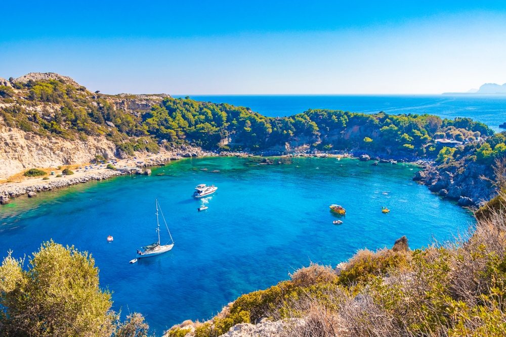 Türkisfarbenes Wasser in der Anthony Quinn Bay bei Faliraki auf Rhodos
