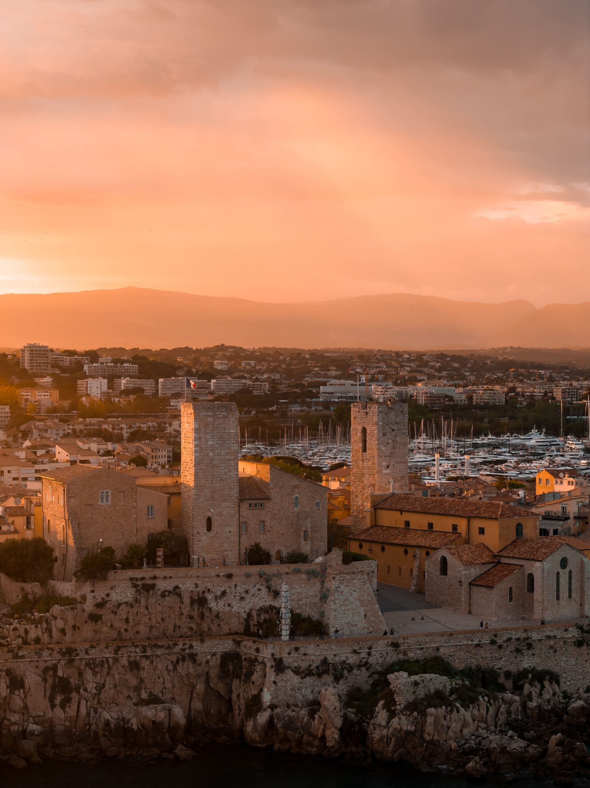 Musée Picasso und Château Grimaldi in Antibes in der Dämmerung