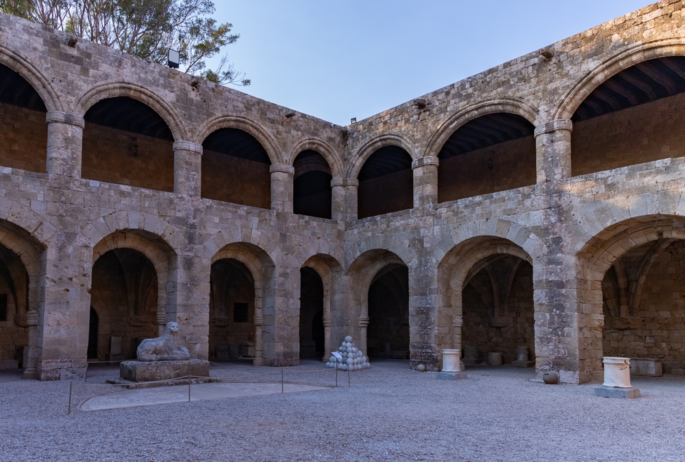 Der Innenhof des Archäologischen Museums in Rhodos-Stadt