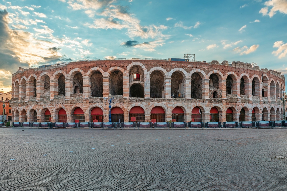 Das römische Amphitheater Arena di Verona an der Piazza Bra bei Sonnenaufgang