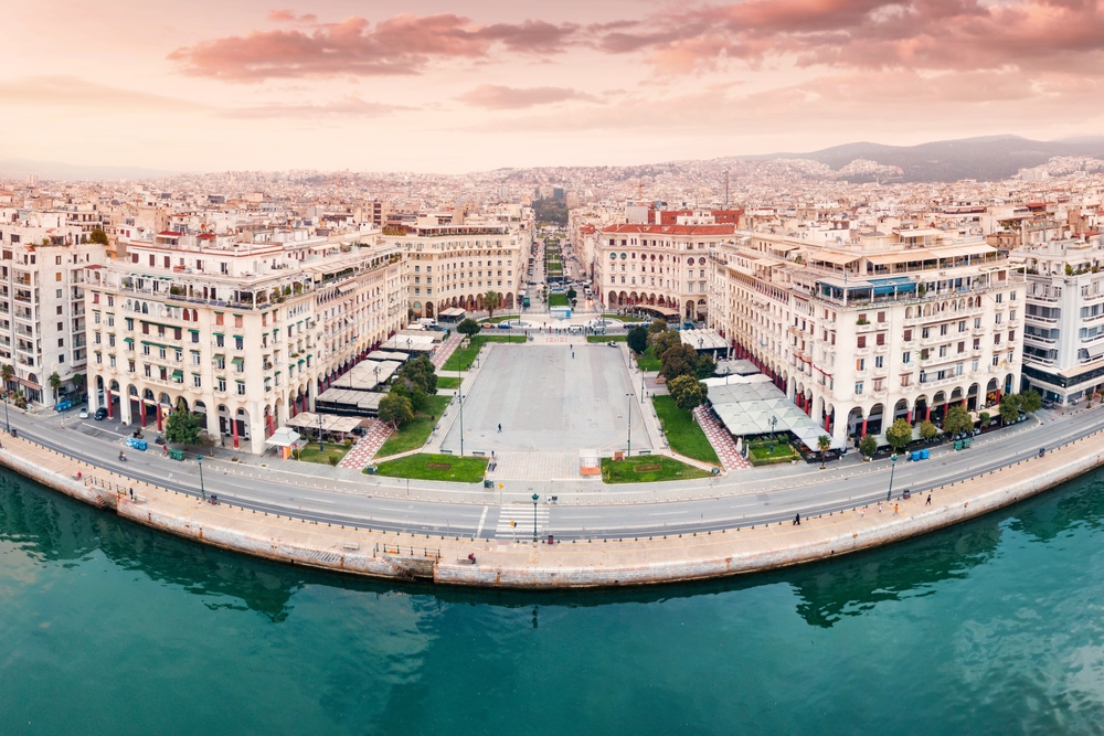 Luftaufnahme vom Aristotelous-Platz in Thessaloniki, dem großen Platz der Stadt hinunter zum Meer
