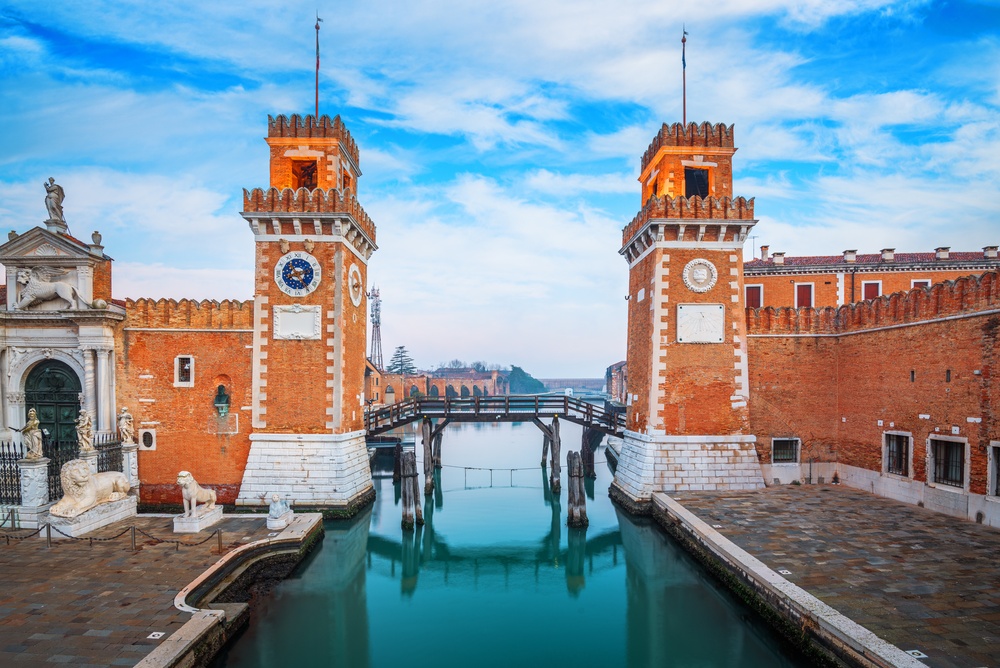 Der Eingang zum Arsenale in Castello in Venedig am Morgen