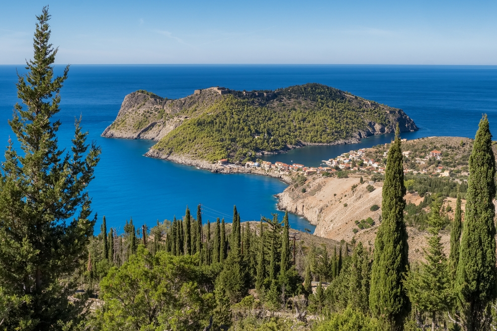 Das Dorf Assos mit den bunten Häusern auf Kefalonia