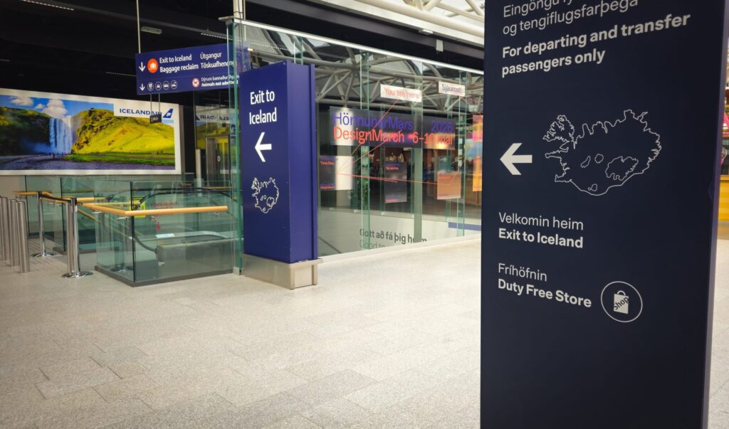 Ausgang aus dem Terminal am Flughafen Keflavík
