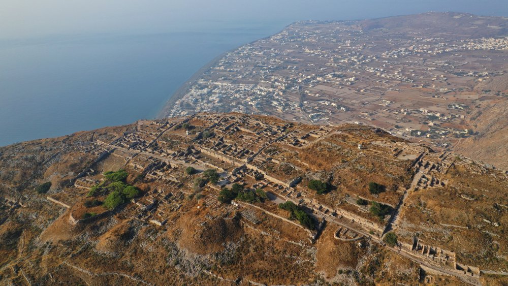 Die Ausgrabungsstätte Ancient Thera auf dem Berg aus der Luft