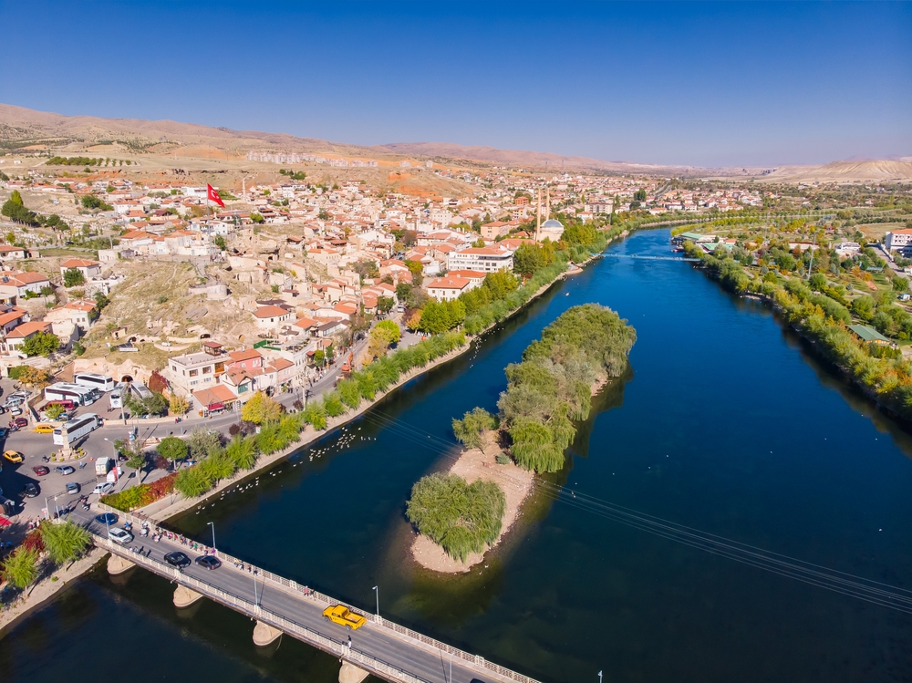 Luftaufnahme von Avanos und dem Fluss Kızılırmak in Kappadokien