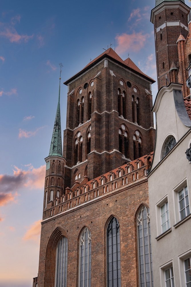 Backsteinturm und Fassade der Marienkirche im Abendlicht