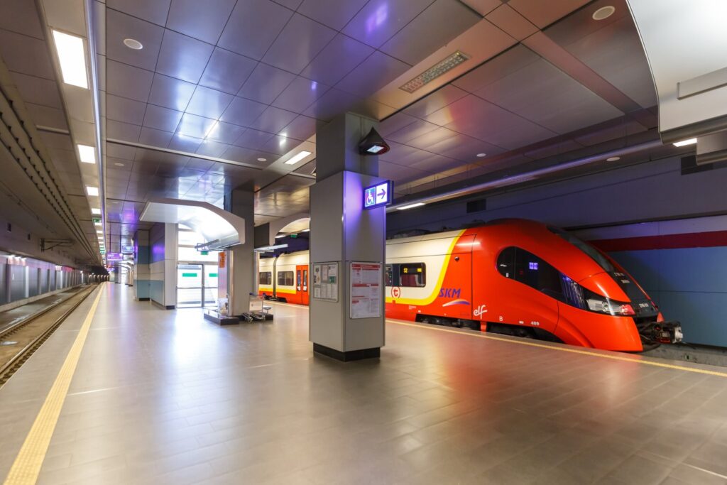 Der Bahnhof am Flughafen Warschau Chopin