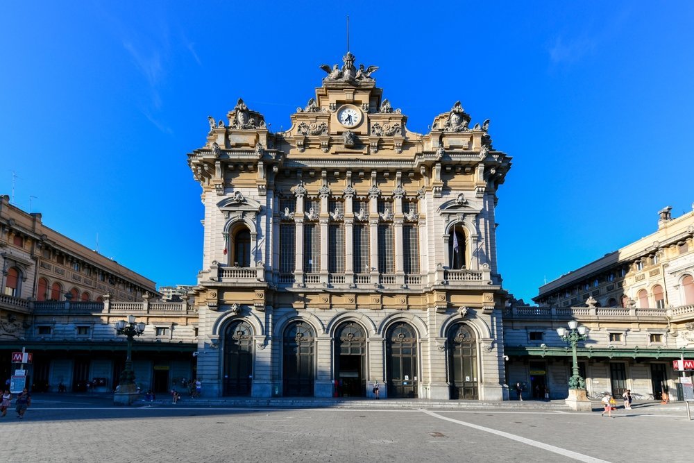 Der Bahnhof Genova Brignole an der Piazza Giuseppe Verdi in Genua