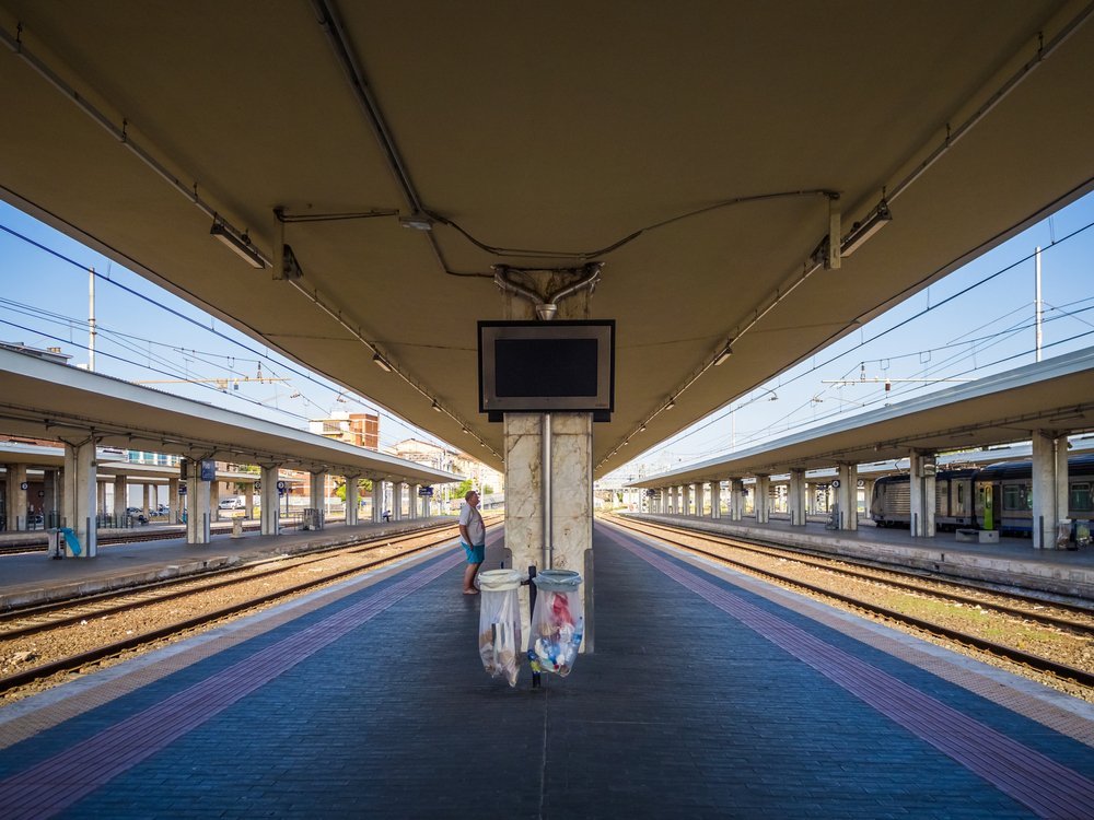 Der Bahnhof Pisa Centrale, wo sich PisaMover und Regionalzüge treffen