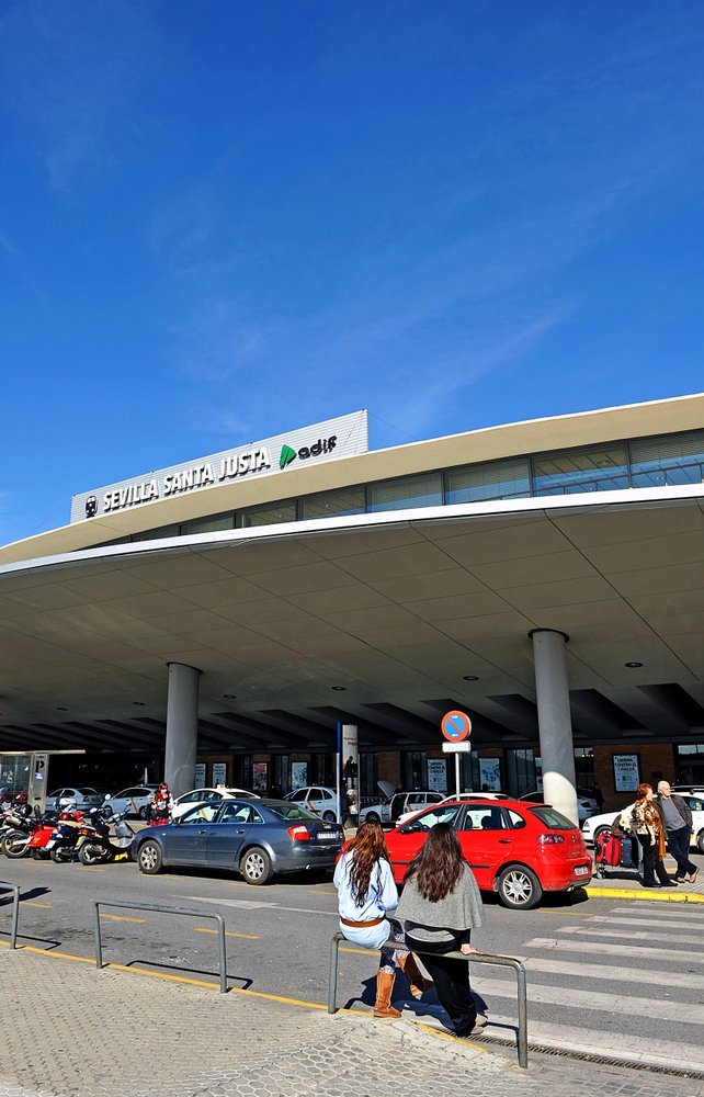 Der Bahnhof Santa Justa in Sevilla mit AVE-Zügen