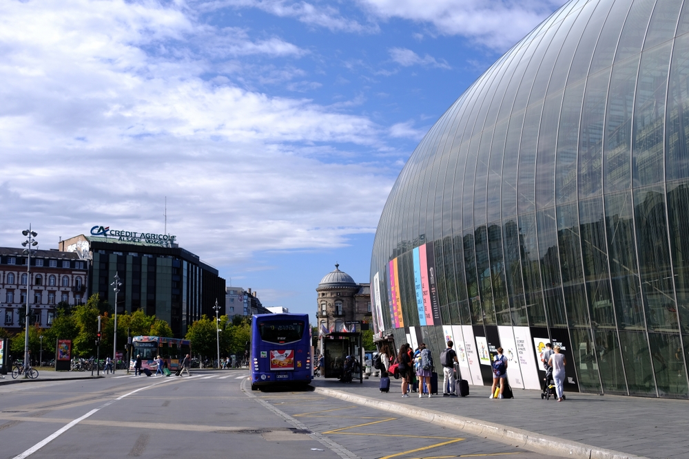 Der Bahnhof Gare de Strasbourg unter blauem Himmel
