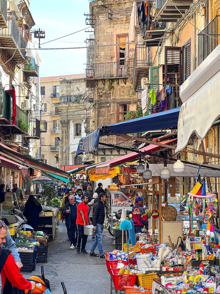 Obst und Gemüse auf dem Ballarò-Markt in Palermo
