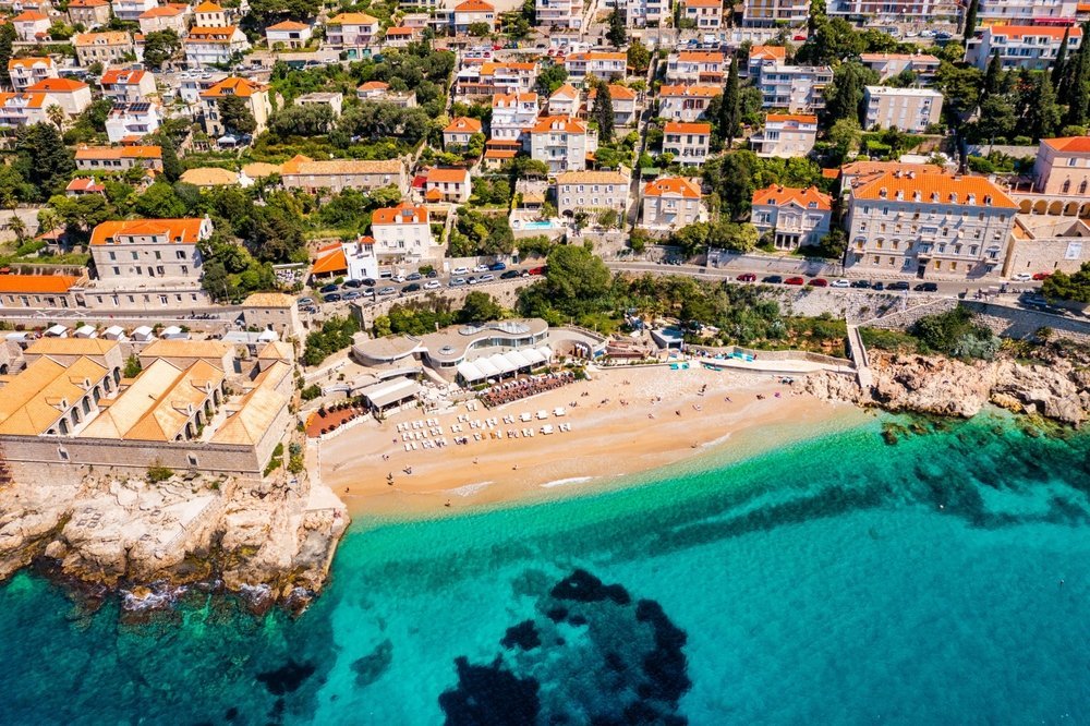 Der Banje-Strand in Dubrovnik mit der Old Town und der Stadtmauer im Hintergrund