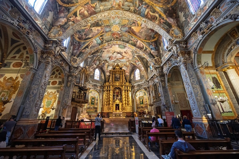 Die barocken Deckenfresken der Kirche von innen
