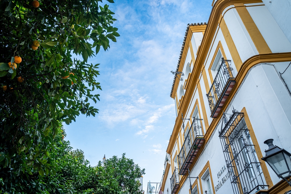 Gasse in Santa Cruz, dem alten jüdischen Viertel von Sevilla