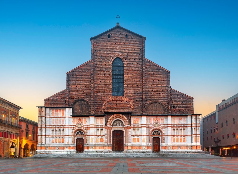 Basilica di San Petronio mit der unvollendeten Fassade an der Piazza Maggiore in Bologna
