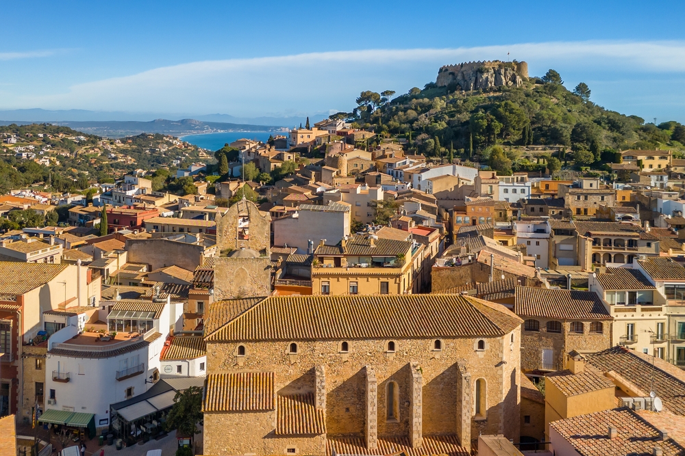 Der malerische Ort Begur an der Costa Brava mit der mittelalterlichen Burg auf dem Hügel