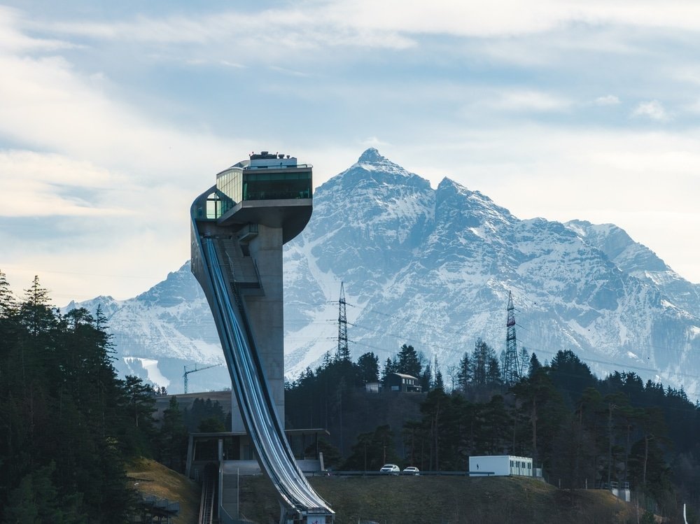 Die Bergisel-Sprungschanze in Wilten in Innsbruck mit den Bergen im Hintergrund