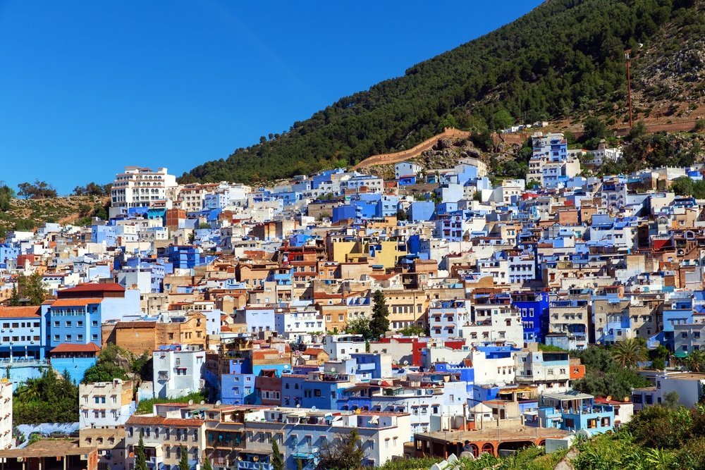 Die blauen Häuser von Chefchaouen am Berghang im Rifgebirge