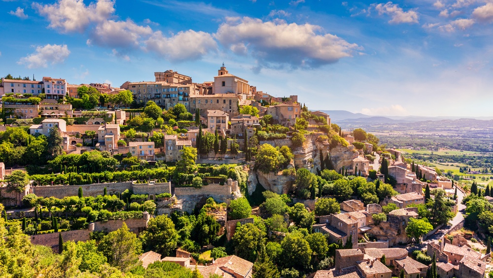 Blick auf den kleinen Ort Gordes in der Provence