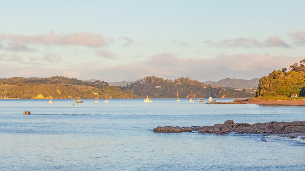 Blick über die Bay of Islands von Paihia auf der Nordinsel Neuseelands