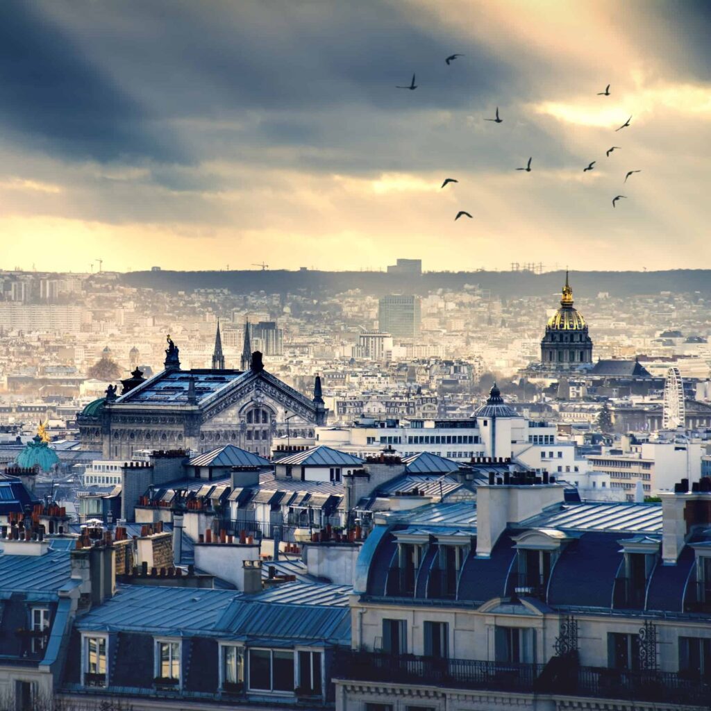 Blick über die Dächer von Paris mit der goldenen Kuppel des Invalidendoms