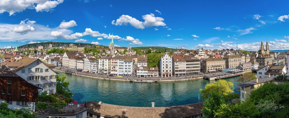 Blick vom Lindenhof über die Old Town von Zürich und die Limmat