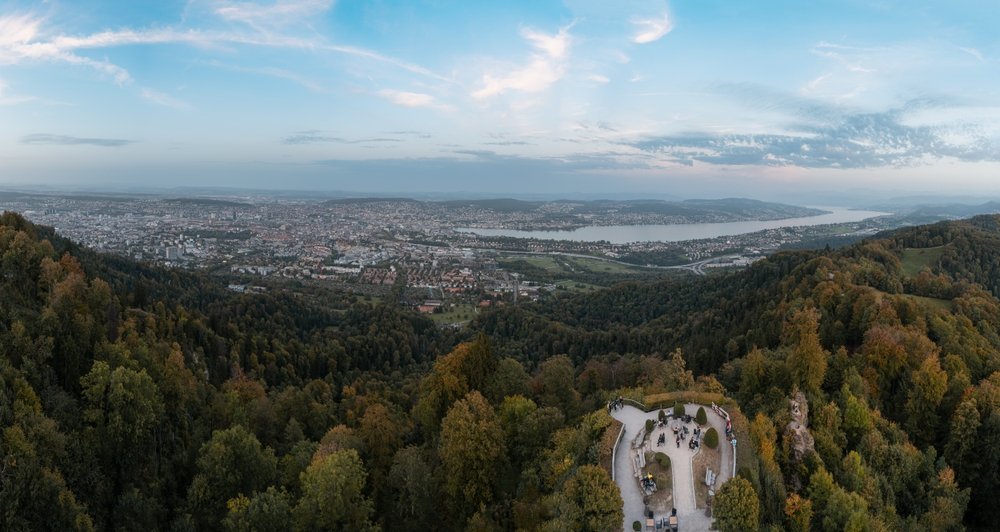 Blick vom Uetliberg über Zürich, den Zürichsee und die Alpen