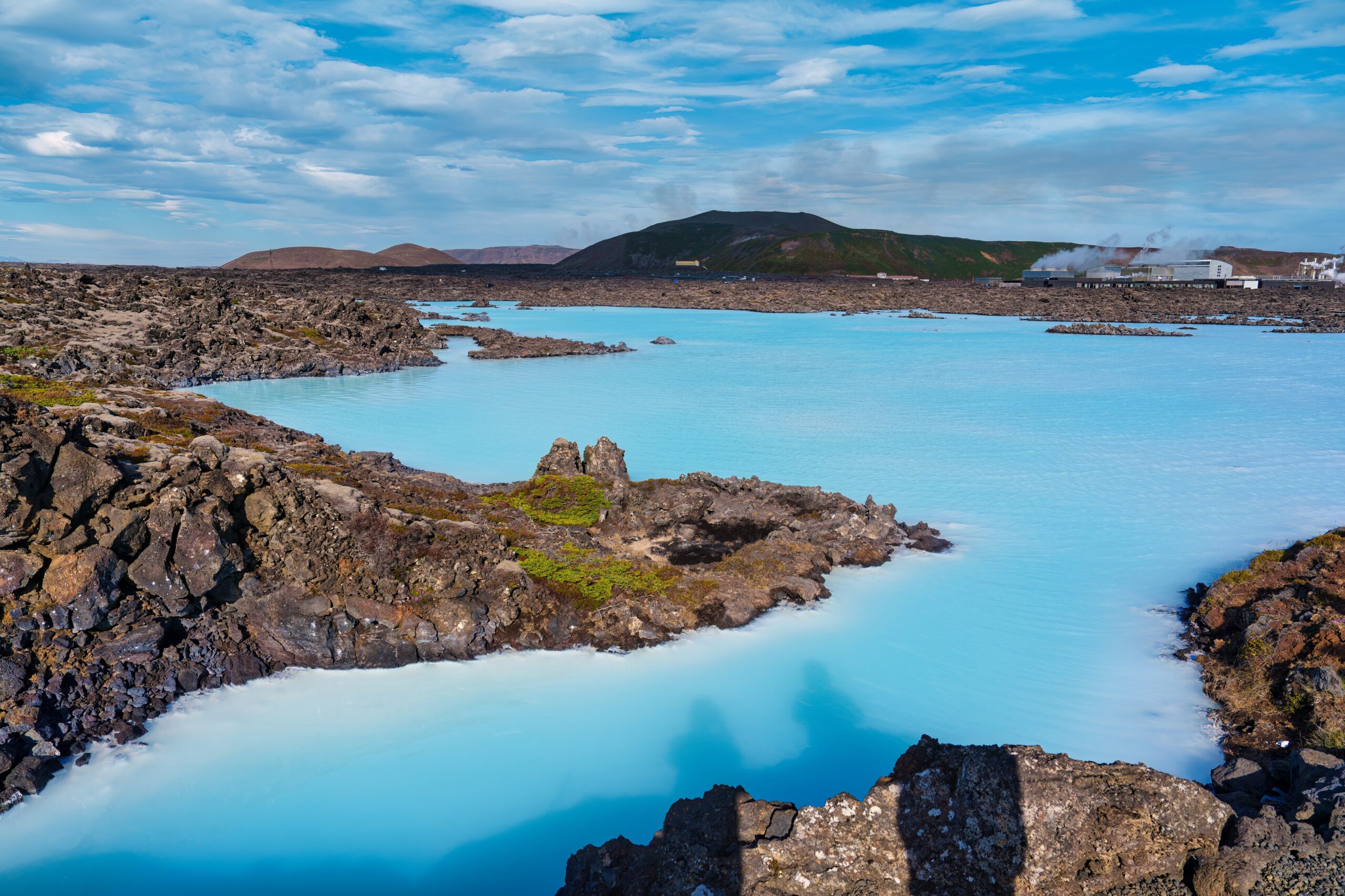 Die Blue Lagoon zwischen Lavafelsen