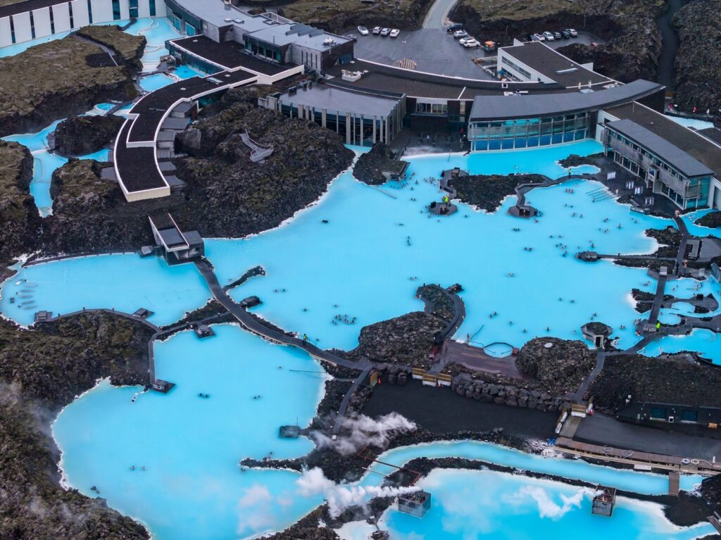 Blue Lagoon mit milchig blauem Wasser und Lavafeldern