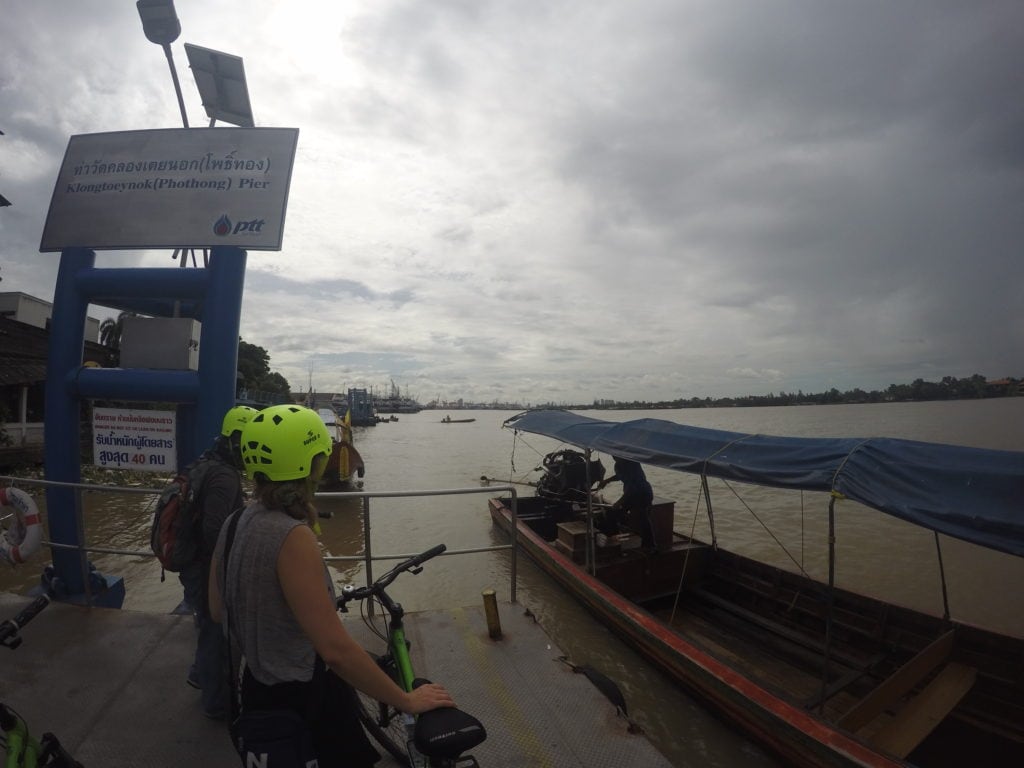 Bootsanleger am Fluss während einer Fahrradtour in Bangkok
